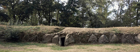 Rekonstruiertes Megalithgrab. Foto © Jan Miera 2018.